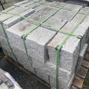 Granit-Mauersteine grau gespitzt 20x20x40cm